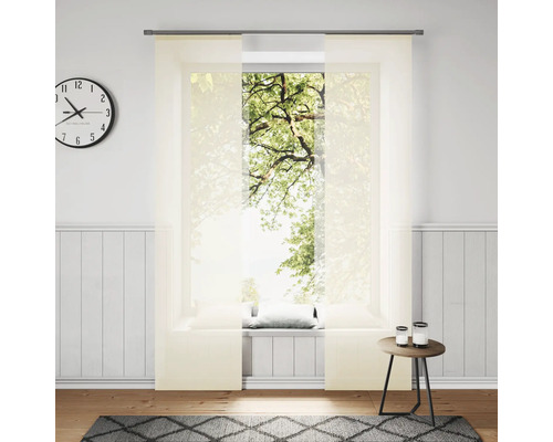 Obývacia izba s posuvným závesom, hodinami, kobercom a príručným stolíkom