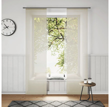 Svetlá izba s posuvnými závesmi, hodinami a kobercom