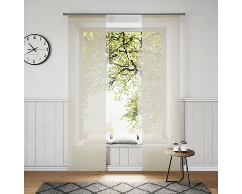 Svetlá izba s posuvnými závesmi, hodinami a kobercom