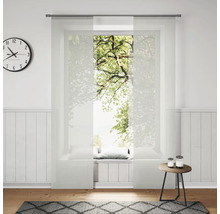 Svetlá miestnosť s posuvnými závesmi, hodinami a dekoráciou