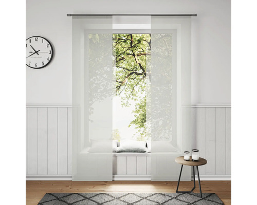 Svetlá miestnosť s posuvnými závesmi, hodinami a dekoráciou