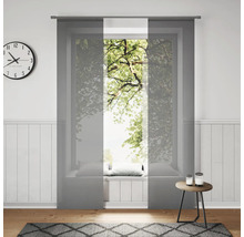 Obývacia izba s posuvnými závesmi v okne, hodiny a koberec