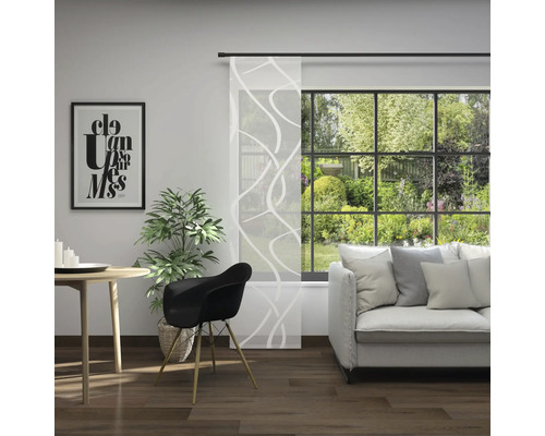 Obývacia izba s posuvným závesom, stolom, stoličkou a pohovkou