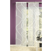 Dekoratívny posuvný záves s bielym vzorom pred oknom