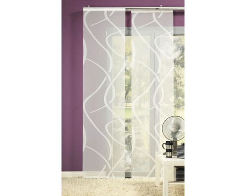 Dekoratívny posuvný záves s bielym vzorom pred oknom