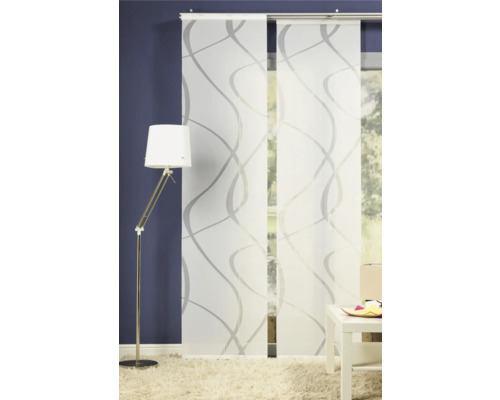 Dekoratívny panelový záves s vlnitým vzorom v obývacej izbe.