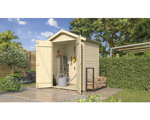 Záhradná scéna s otvoreným dreveným domčekom na náradie, rebríkom, krhlou a stojanom na palivové drevo