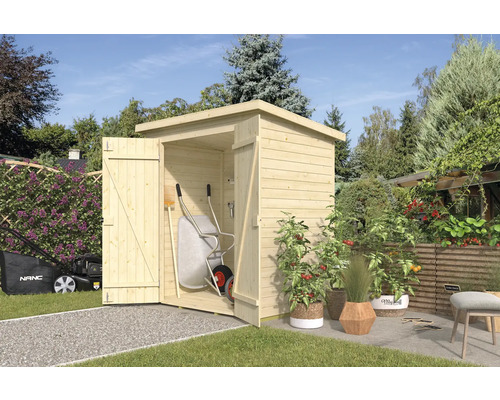 Záhradná scéna s otvoreným dreveným domčekom na náradie, v ktorom je fúrik a záhradné náradie.