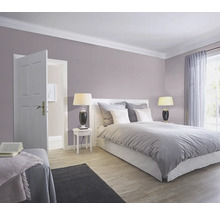 Spálňa s posteľou, nočnými stolíkmi, lampami a otvorenými dverami