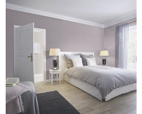 Spálňa s posteľou, nočnými stolíkmi, lampami a otvorenými dverami