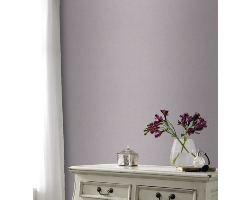 Dekoratívna izba so vzorovanou tapetou na stene, komodou, vázou s kvetmi a závesom v okne.