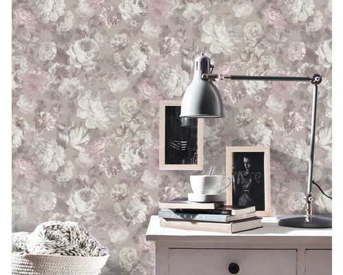 Izba s kvetinovou tapetou, stolom a lampou