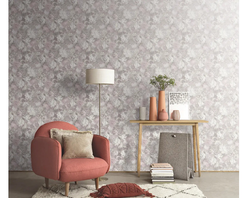 Dekoratívna izba s kvetinovou tapetou, kreslom, stojacou lampou a dreveným stolom