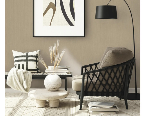 Interiérová scéna s kreslom, stojacou lampou, konferenčným stolíkom a dekoratívnymi prvkami v obývacej izbe