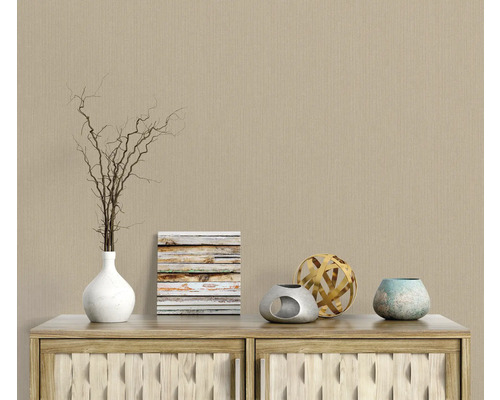 Dekoratívna tapeta s jemnou vertikálnou textúrou na stene.