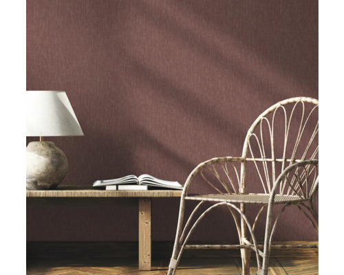 Dekoratívny interiér s textilnou tapetou, lampou, stolom a ratanovým kreslom pre dizajn izby