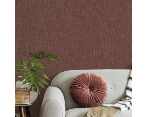 Obývacia izba s textilnou tapetou, pohovkou, vankúšom a izbovou rastlinou