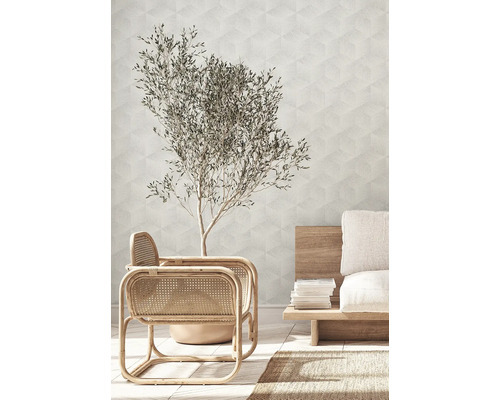 Svetlá izba s ratanovým nábytkom, olivovníkom a geometrickou tapetou pre moderné bývanie