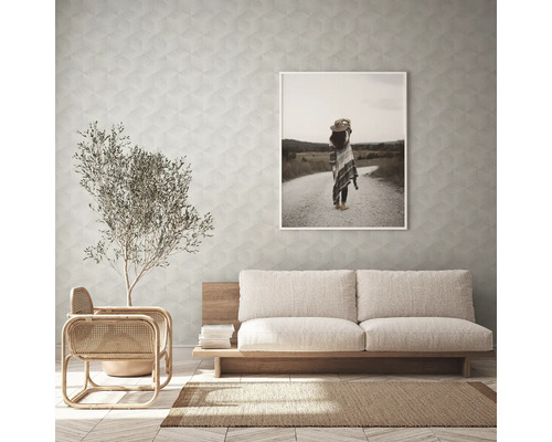 Obývacia izba s pohovkou, kreslom, izbovou rastlinou, kobercom a zarámovaným obrazom na stene