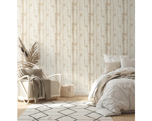 Spálňa s vliesovou tapetou s dreveným vzhľadom, kreslom a posteľou