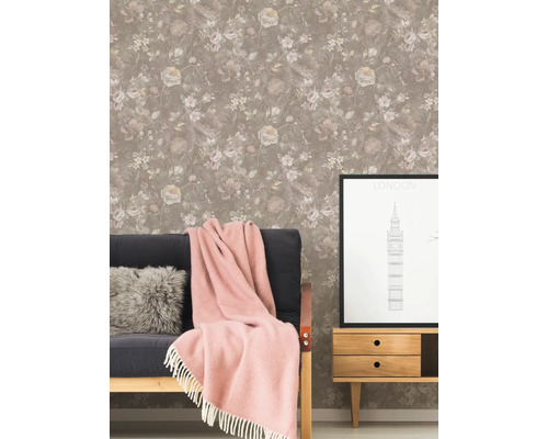 Obývacia izba s kvetinovou tapetou, pohovkou a komodou