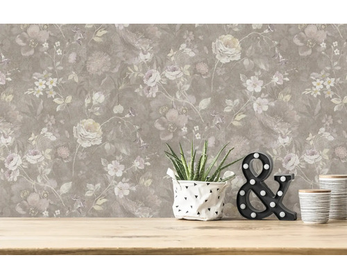 Tapeta s kvetinovým vzorom v miestnosti