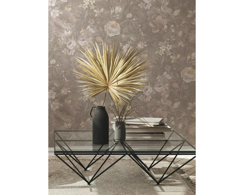 Dekoratívna obývacia izba s kvetinovou tapetou, skleneným konferenčným stolíkom a vázami