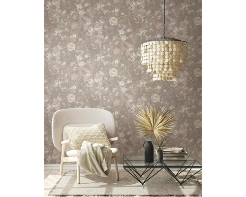 Obývacia izba s kvetinovou tapetou, kreslom, konferenčným stolíkom a závesnou lampou