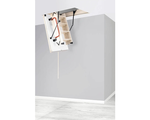 Rozložené podkrovné schody s dreveným rebríkom