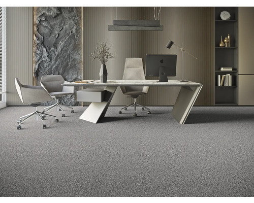 Moderná kancelária so stolom, kancelárskymi stoličkami a kobercom.