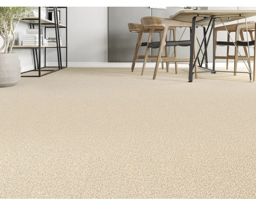 Detail svetlého koberca v obývacej izbe.