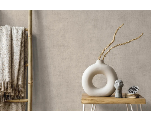 Obývacia izba s dekoráciami ako váza, socha a deka na rebríku