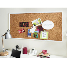 Dekoratívna pracovňa s korkovou tabuľou, stolnou lampou a kancelárskymi potrebami