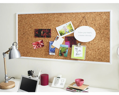 Dekoratívna pracovňa s korkovou tabuľou, stolnou lampou a kancelárskymi potrebami