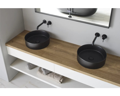 Kúpeľňa s dvoma okrúhlymi umývadlami na dosku, vodovodnými batériami a skrinkou pod umývadlo