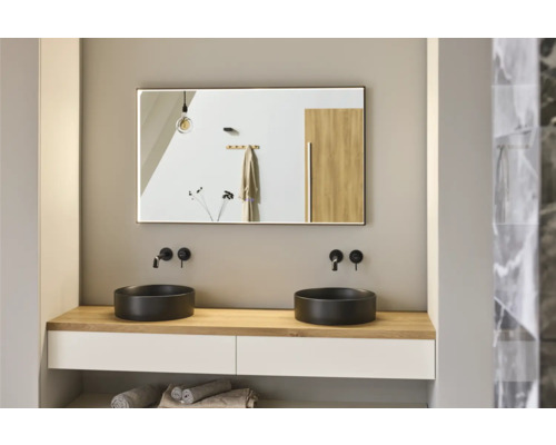 Kúpeľňa s dvojitým umývadlom, zrkadlom a batériami