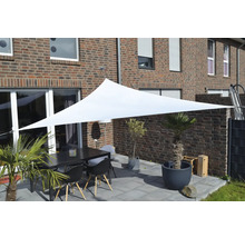 Pohľad zhora na terasu so slnečnou plachtou, záhradným stolom a stoličkami