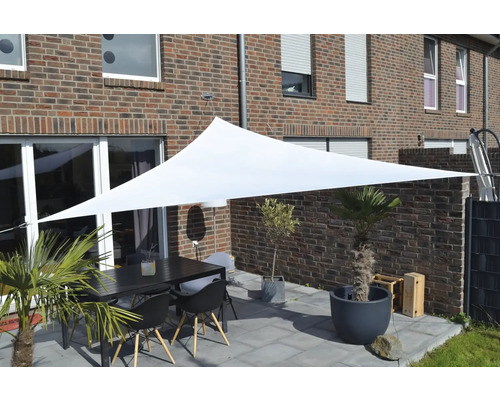 Pohľad zhora na terasu so slnečnou plachtou, záhradným stolom a stoličkami