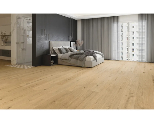 Svetlá drevená podlaha v spálni s posteľou a sprchou