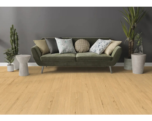 Obývacia izba s pohovkou, vankúšmi a svetlou laminátovou podlahou