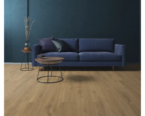 Obývacia izba s pohovkou, konferenčným stolíkom a parketovou podlahou