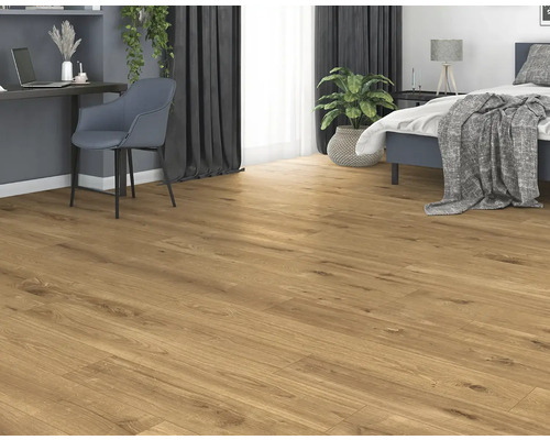 Svetlá izba s laminátovou podlahou, posteľou a písacím stolom.