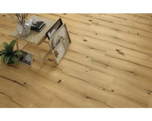 Položená laminátová podlaha so vzorom dreva a malým príručným stolíkom