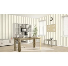 Kancelária so stolom, regálom, hodinami a pruhovanou tapetou