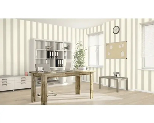 Kancelária so stolom, regálom, hodinami a pruhovanou tapetou