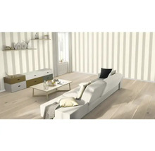 Obývacia izba s pruhovanou tapetou, pohovkou, stolom a komodou