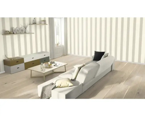 Obývacia izba s pruhovanou tapetou, pohovkou, stolom a komodou