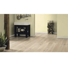 Svetlá miestnosť s drevenou podlahou, umývadlom a skladom dreva