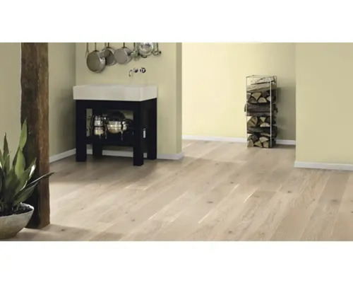 Svetlá miestnosť s drevenou podlahou, umývadlom a skladom dreva