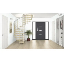 Svetlá hala s dreveným schodiskom, vchodovými dverami a šatníkom